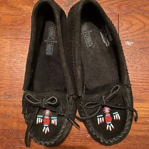 Minnetonka beaded moccasins LIKE NEW (7, fits 7.5)